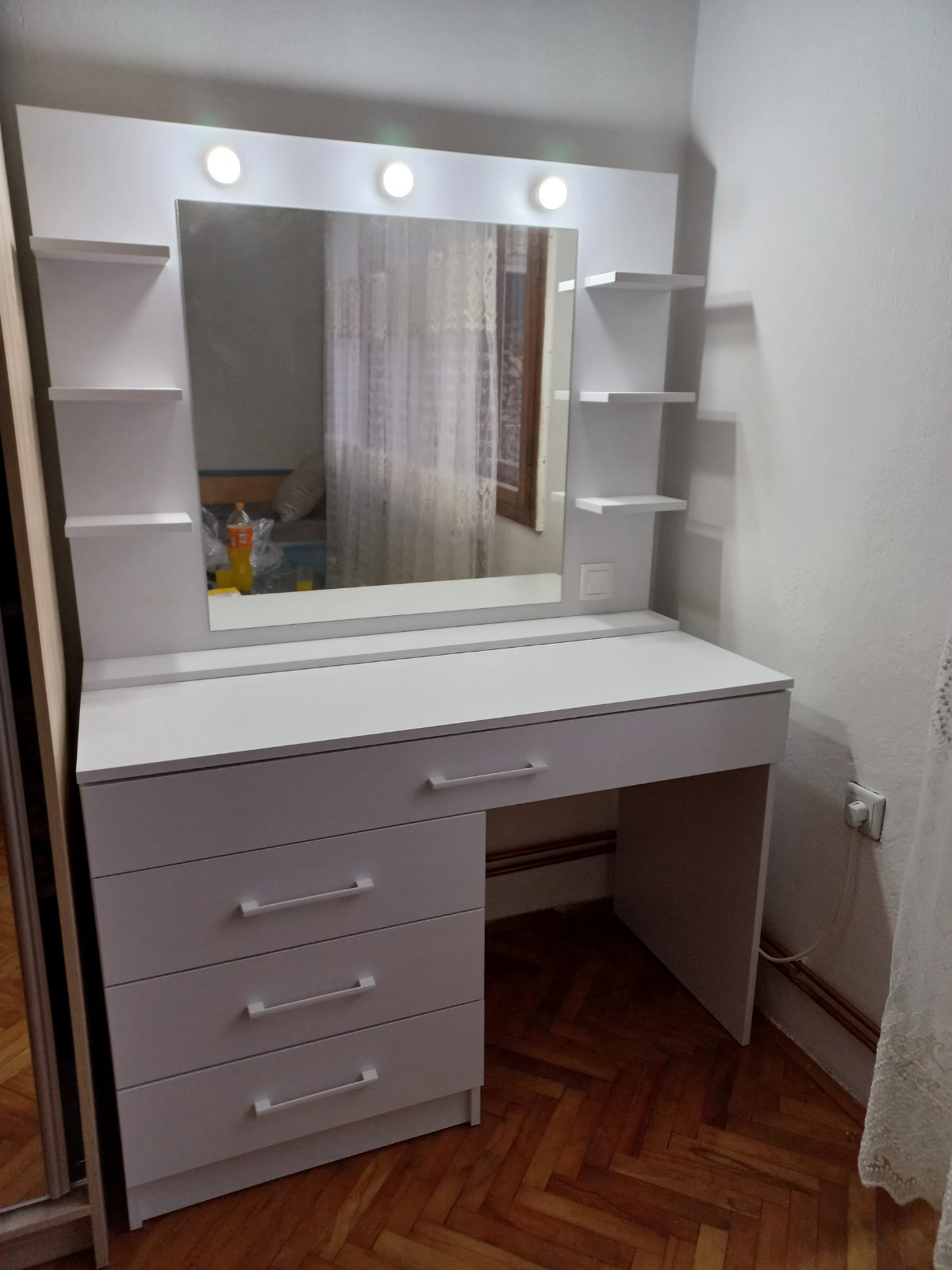 Bijeli toaletni sto